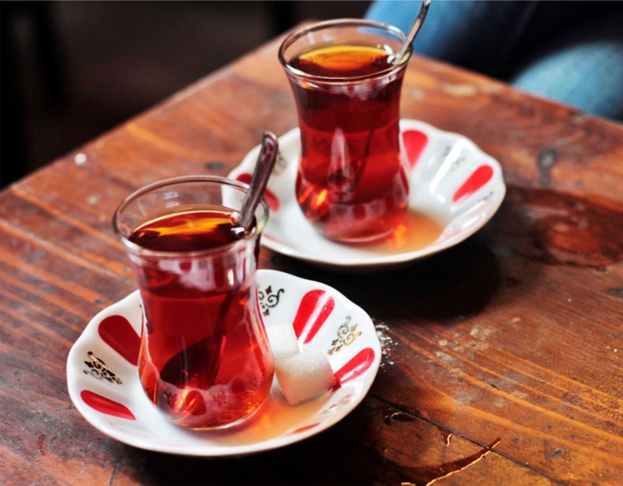 Бардак по турецки. Турецкий чай. Турецкий чай бардак. Турецкие чашки для чая. Турецкий красный чай.